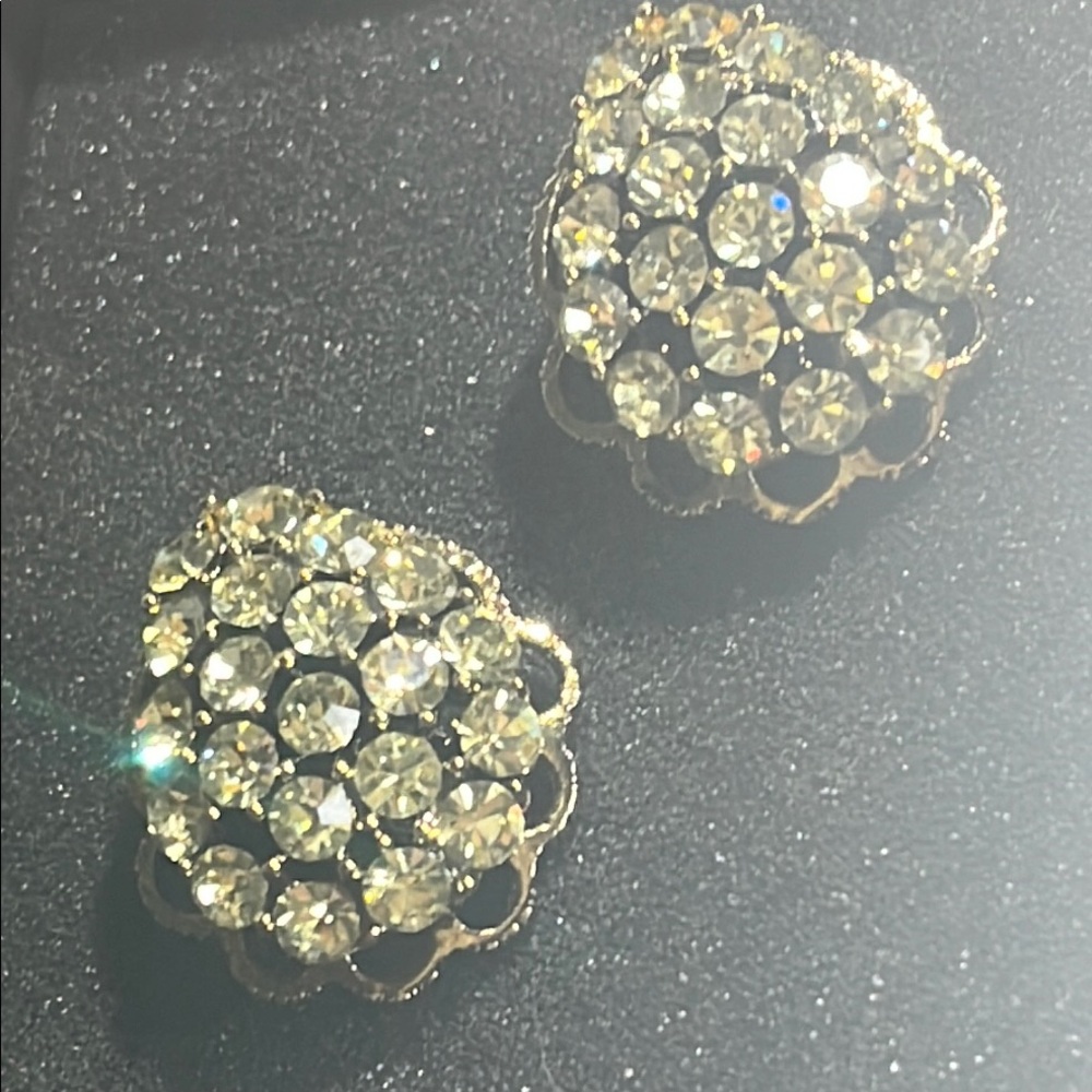 Weiss vintage 1950’s Elegant rhinestones that sparkle Gold tone clip Earrings - Picture 10 of 15